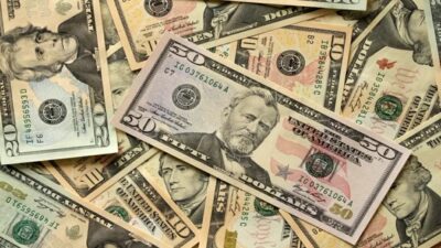 الدولار يتراجع ويقترب من أدنى مستوى له في ثلاث سنوات