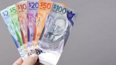 الدولار الكندي يسجل أدنى مستوى في نحو 5 أعوام مع ترقب رسوم أمريكية