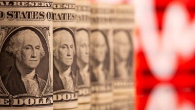 الدولار يتجه لأفضل أداء أسبوعي منذ نوفمبر مدعوما بتوقعات الفائدة والنمو