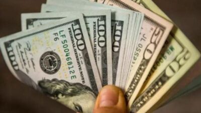 الدولار ينخفض مع تقييم المتعاملين خطط ترامب للرسوم الجمركية