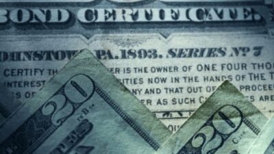 الدولار يتحرك في نطاق ضيق مع ترقب قرارات ترامب بشأن الرسوم الجمركية