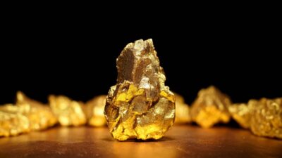 الذهب يسجل مستوى قياسيًا مع توقعات خفض الفائدة