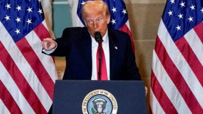 ترامب يستقبل أميركي بعد إطلاق سراحه من سجن في روسيا