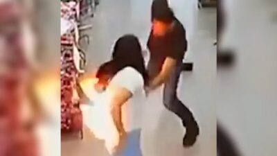 إنفجار هاتف في جيب امرأة داخل سوبرماركت!