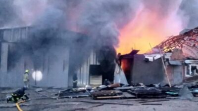 طائرات مسيرة أوكرانية تشعل النيران في مصفاة نفط بروسيا