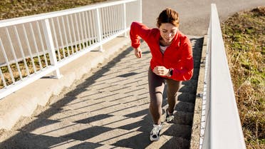 هل صعود الدرج مفيد كالمشي 10 آلاف خطوة؟ إليك الإجابة