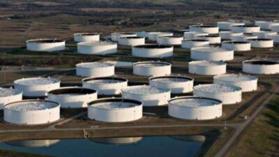 انخفاض مخزونات الخام الأمريكية وارتفاع البنزين نواتج التقطير