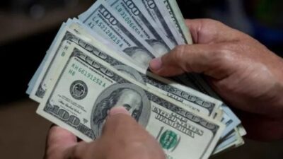 الدولار يتأرجح قرب أدنى مستوى في شهرين بفعل مخاوف الرسوم الجمركية