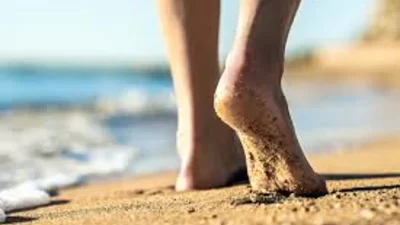 المشي حافي القدمين…هل اختبرت فوائده الصحية والنفسية؟