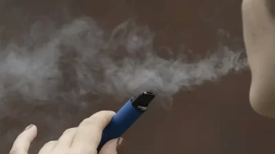 فرنسا تحظر رسمياً السجائر الإلكترونية الأحادية الاستخدام بقرار من البرلمان