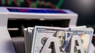 الدولار يتراجع إلى أدنى مستوى في 8 أسابيع