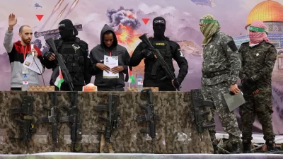 حماس تسلّم رهينتين إسرائيليتين… جاهزون للانتقال للمرحلة الثانية من ‏الاتفاق وإتمام عملية تبادل شاملة