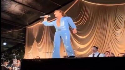 زوكربيرغ يفاجئ زوجته بالرقص والغناء