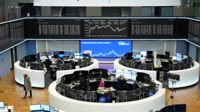 تراجع الأسهم الأوروبية بعد مكاسب الإنفاق الألماني… والأنظار نحو «الفيدرالي»