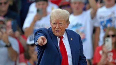 ترامب يهدّد بقطع تمويل قناتي الإذاعة والتلفزيون العامّتين