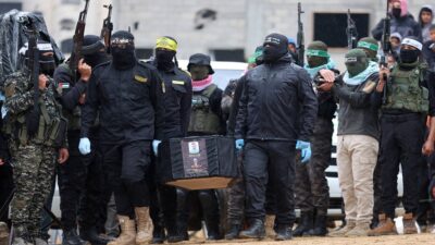 رهائن مفرج عنهم يطالبون نتانياهو بتنفيذ الاتفاق مع حماس