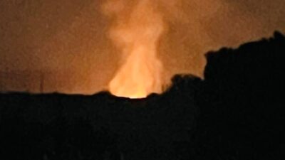 لا زالت النيران مشتعلة مكان الغارة في انصار