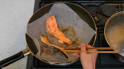 جلد السلمون.. كنز صحي يفوق اللحم فائدة