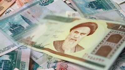 العملة الإيرانية تهبط لمستوى غير مسبوق أمام الدولار وسط ضبابية جيوسياسية