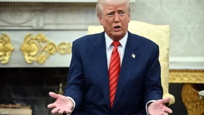 صحافي يطلع عن طريق الخطأ على خطط ترامب السرية!