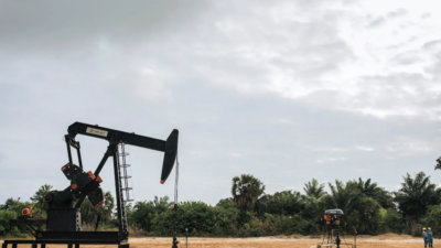 النفط يواصل انخفاضه مع تصاعد حرب “واشنطن – بكين” التجارية