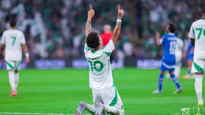 الأهلي يبلغ نهائي "النخبة" بثلاثية في الهلال