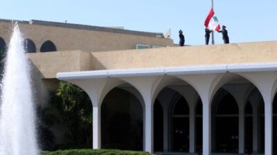 تنكيس العلم اللبناني في قصر بعبدا وفي السرايا حداداً على البابا فرنسيس
