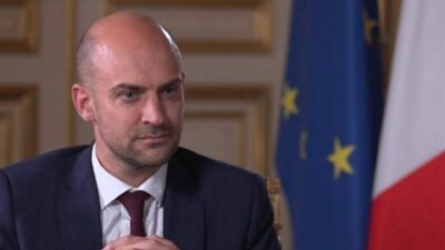 بارو: فرنسا وبريطانيا وألمانيا ستتابع عن كثب المحادثات النووية