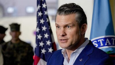 وزير الدفاع الأميركيّ اتهم مستشاريه السابقين بالانقلاب عليه