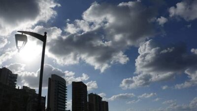 طقس دافئ ومغبر نهارا… ومنخفض جوي اعتبارا من المساء