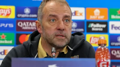 فليك يكشف موقفه من تجديد عقده مع برشلونة