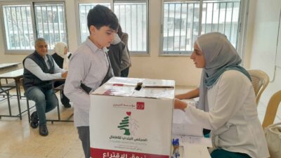 انتخابات المجلس البلدي للأطفال في صيدا تتواصل لليوم الثاني  جدية الصغار وبرامجهم تسبق ديمقراطية الكبار :  تشطيب وأوراق بيضاء وملغاة ودموع فرح وخسارة !