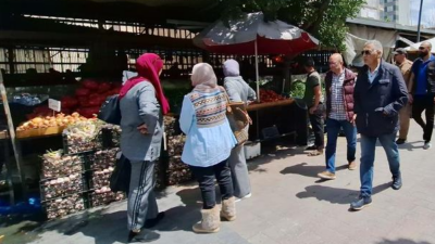 رئيس بلدية صيدا يتفقد آثار حريق سوق الخضار