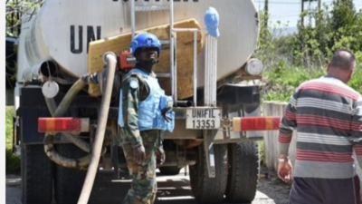 الكتيبة الغانية في اليونيفيل تقدم مياهًا صالحة للشرب للقوزح