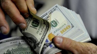 مكانته تواجه تهديدا متزايدا والأسواق “بدأت تشعر بالغثيان”.. “الدولار في خطر