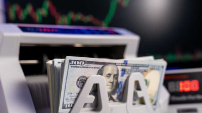 الدولار ينخفض لأدنى مستوى في 10 سنوات أمام الفرنك السويسري