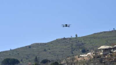 مسيّرة إسرائيلية تلقي قنبلة صوتية في مجدلزون