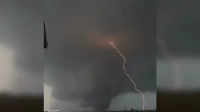 أعاصير عنيفة تضرب مناطق أميركية