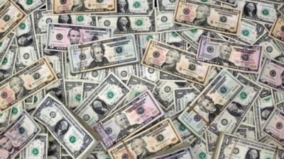 تراجع الدولار وارتفاع الين وسط ترقب المستثمرين لقرارات الفائدة الأمريكية