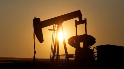 النفط يحوم قرب أعلى مستوياته في 7 أشهر وسط توتر إيران وقلق تجاري أميركي