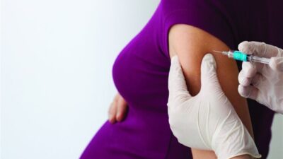 لقاحات “كورونا”.. هل تُشكّل خطراً على الأطفال خلال الحمل؟