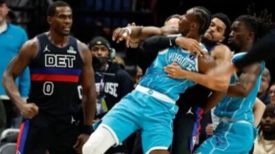 اشكال كبير في مباراة ديترويت وتشارلوت يؤدي الى طرد 4 لاعبين