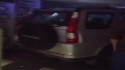 سيارة تقتحم متجرًا في البرج الشمالي